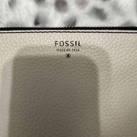 Fossil white pebbled leather pouch with green tassle 9x6” - Picture 3 of 5